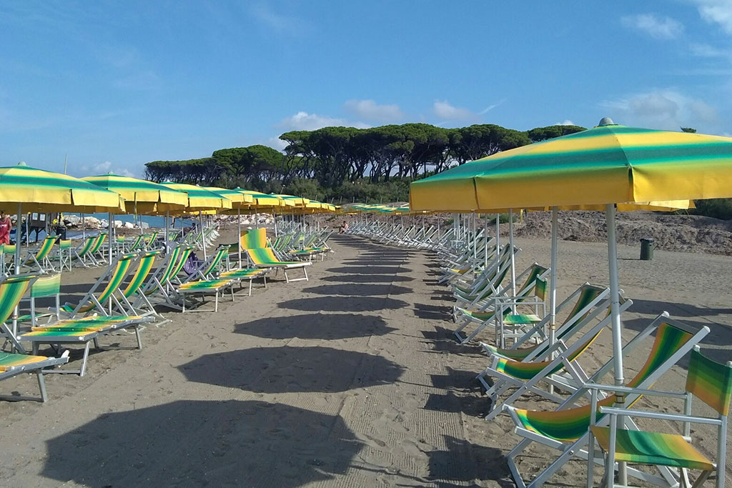 spiaggia con ombrelloni